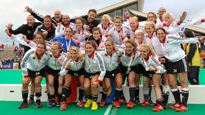 山东男篮激烈对决青岛男篮，裁判控场不足引发热议，球员受伤成焦点。