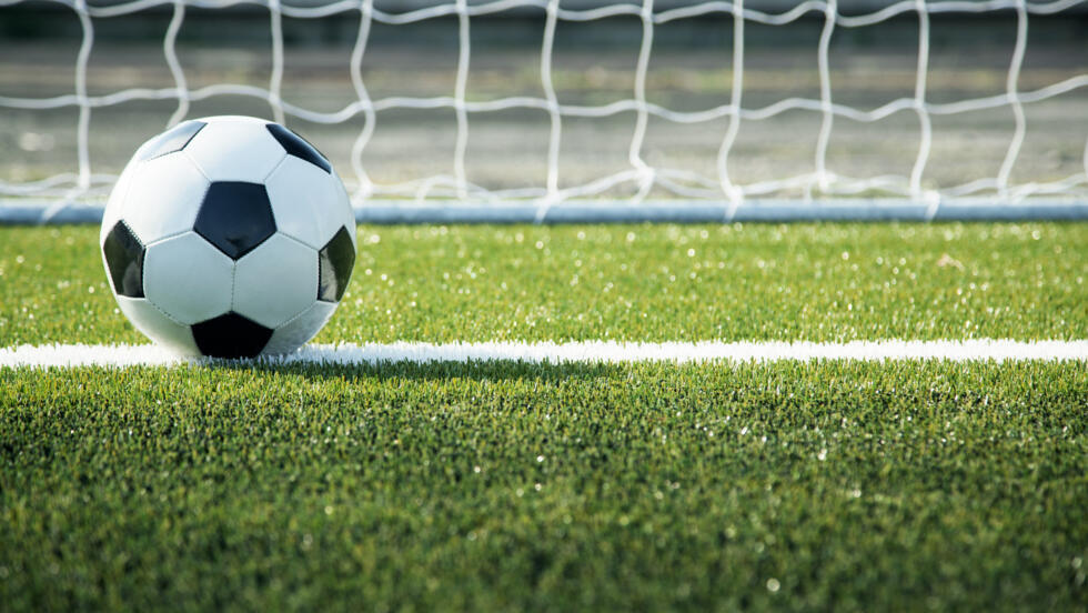 国脚关键传球完成制胜球